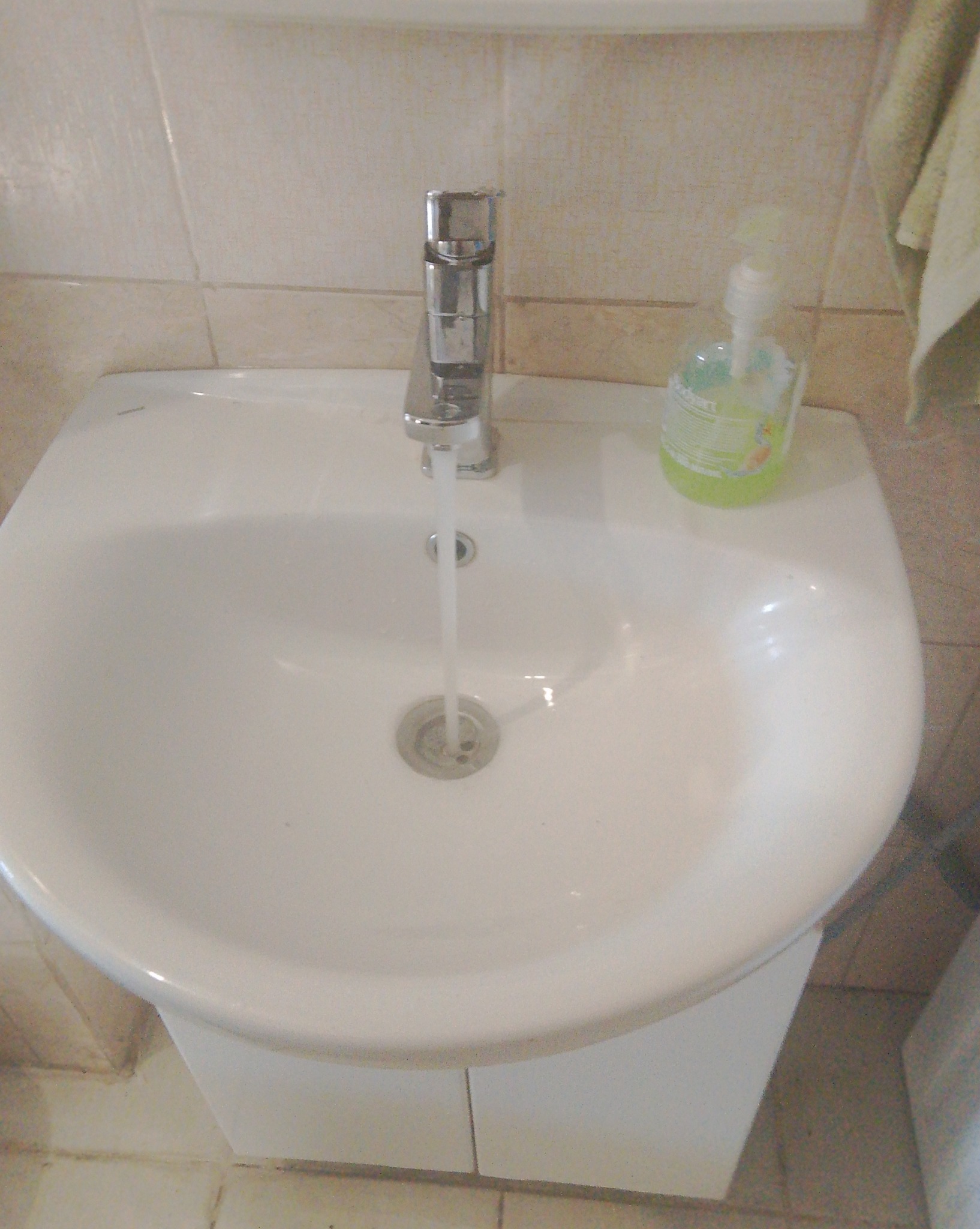 Новый смеситель установлен на прежней раковине и работает: вода течёт в чашу